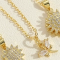 Dettaglio del ciondolo a girasole rotante e libellula con zirconi su catena d'oro - XL2642-1 Collana con Ciondolo a Farfalla