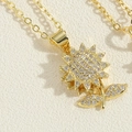 Macro-opname van de gouden zonnebloem hanger met sprankelende zirkonia inzetstukken - XL2642-5 Kleine Draaibare Zonnebloem Ketting