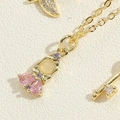 Macro di una collana d'oro con pendente a girasole intarsiato con zirconi gialli e rosa - XL2642-3 Collana con Ciondolo Ragazza