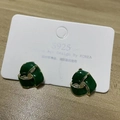 Gedrehte dunkelgrüne Emaille-Ohrringe mit Goldbeschichtung auf einer S925-Silbernadelkarte - Smaragd-Ohrstecker (ES2337 Smaragd)