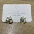Weiße Emaille-Ohrringe im goldenen Geometrie-Design mit S925-Silbernadel auf Karte - Weiße Ohrstecker (ES2337 Weiß)