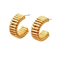 Orecchini a C dorati con design architettonico a cilindri sovrapposti in lega - Oro Scanalato Forma C (ES2348-7)