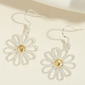 Vue détaillée de boucles d'oreilles marguerites tressées en fil d'argent et perle dorée - Boucles d'oreilles Marguerite Bicolore (ES2362-2)