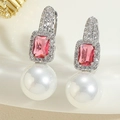 Détail de boucles d'oreilles rose zircon et perle avec sertissage en cristal pavé - Boucles d'oreilles Zircon Rose (ES2362-4)