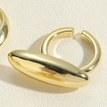 Detaillierte Makroansicht eines polierten goldenen ovalen verstellbaren Rings für Damen - 3D Langer Ovaler Stil
