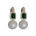 Détail de boucles d'oreilles en bambou avec pierres vertes et perles pendantes - Boucles d'oreilles Zircon Émeraude (ES2362-5)
