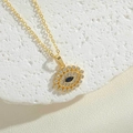 Λεπτομερής λήψη χρυσού μενταγιόν Evil Eye με μπλε πέτρα σε πέτρινη ανάγλυφη επιφάνεια - Βασιλικό Μπλε