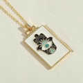 Detailansicht eines goldenen Hamsa-Hand-Anhängers mit bösem Blick an feiner Kette - Schwarze Hand der Fatima (XL2711-1)