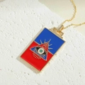 Makroaufnahme der rechteckigen Evil-Eye-Halskette mit rotem und blauem Emaille auf Stein - Rotes Dreiecksauge (XL2711-2)