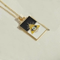 Makroaufnahme des rechteckigen Evil Eye Anhängers mit Emaille-Dreieck und Goldhalskette - Gelbes Dreiecksauge (XL2711-3)