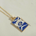Makroaufnahme des rechteckigen Evil Eye Anhängers mit blauem Emaille auf Goldkette - Blaues Rechteckiges Auge (XL2711-5)