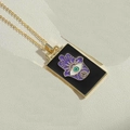 Detail der Makroansicht von goldenem Hamsa-Hand und lila Evil Eye Emaille-Anhänger - Lila Hand der Fatima (XL2711-6)