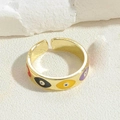 Detailopname van kleurrijke emaille boze oog bedeltjes op een gouden verstelbare ring - Kleurrijk emaille