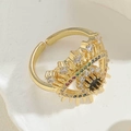 Detailweergave van de gouden Evil Eye ring met kleurrijke zirkoonstenen en open band - Kleurrijke Zirkonia