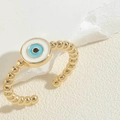 Macro detail van de gouden kraalring met een blauw en wit boze oog emaille ontwerp - Blauw Emaille