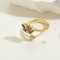 Detailopname van de gouden Evil Eye ring met kleurrijke kristallen en zirkonia - Gekleurde Zirconia (JZ0347-2)