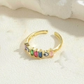 Macrodetail van 14K gouden open ring met kleurrijke edelstenen en blauwe boze oog bedeltjes - Gekleurde Zirconia-1 (JZ0347-3)