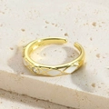 Verstelbare gouden ring met wit emaille, ruitpatroon en enkel detail van zirkoon - Wit