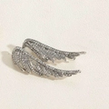 Detail van de zilverkleurige engelenvleugel broche met glinsterende witte strass - Platina Vleugels