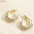 Vue macro détaillée de boucles d'oreilles C dorées avec micro-pavé de zircons blancs - Grand Style en C (ES2406-6) / Or 14 carats