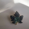 Elegante gouden esdoornblad broche met blauwe en groene kristallen strass steentjes - Blauw Blad