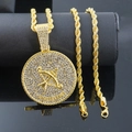 Dettaglio del ciondolo Sagittario dorato con strass bianchi su una catena a corda spessa - Oro Sagittario / Catena a treccia