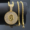 Dettaglio del ciondolo Vergine dorato con strass su una robusta catena a corda ritorta - Oro Vergine / Catena a treccia