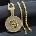 Dettaglio del ciondolo Gemini con cristalli scintillanti su una collana a catena dorata - Oro Gemelli / Catena a treccia