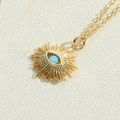 Collar dorado con colgante sol ojo turco y ópalo azul sobre fondo de textura suave - Estilo de Sol (XL2774-4 Sol MA1-3)