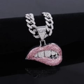 Detail van hiphop cubaanse schakelketting en hanger met roze strassteentjes op lippen - Zilver