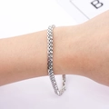 Dettaglio del bracciale tennis da 4mm in argento con zirconi indossato su un polso - 3mm 8 Pollici / Argento