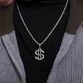 Détail macro d'un pendentif dollar serti de cristaux avec chaîne torsadée sur un mannequin - Avec Chaîne Torsadée / Or