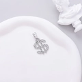 Détail macro d'un pendentif signe dollar en argent avec des oxydes de zirconium - Avec Chaîne Torsadée / Argent