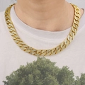 Detailoverzicht van zware goudkleurige Cuban link ketting met witte zirkoon op de nek - Ketting / 18 Inch (45cm) / Goud