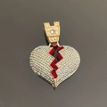 Pendaglio a cuore spezzato hip hop dorato con smalto rosso e pietre bianche lucide - un solo ciondolo, senza catena / Oro