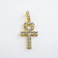 Detailopname van de gouden Ankh kruis hanger versierd met sprankelende zirkonia stenen - Alleen gouden hanger