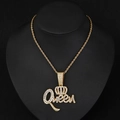 Dettaglio del ciondolo Queen dorato con corona e strass su catena a corda - Pendaglio con catena a fune / Oro