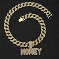 Vista macro della collana a catena cubana d'oro hip-hop con pendente MONEY di strass - Ciondolo Oro Con Catena Cubana Da 18 Pollici (45CM)