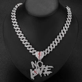 Dettaglio del ciondolo No Love a cuore infranto su catena cubana argentata con zirconi - Argento Catena Cubana 45cm