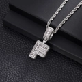 Vue macro du pendentif Hip-hop lettre F argentée avec zircons sertis et chaîne torsadée - Lettre F (Chaîne Corde 20 Pouces) / Argent