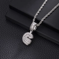 Macro d'un collier hip hop argenté avec pendentif lettre G et pierres zircone glacées - Lettre G (Chaîne Corde 20 Pouces) / Argent