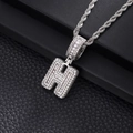 Détail macro du pendentif lettre H serti de zircons brillants avec sa chaîne torsadée - Lettre H (Chaîne Corde 20 Pouces) / Argent