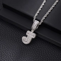 Détail d'un pendentif lettre J argenté serti de zircons avec une chaîne de style torsadée - Lettre J (Chaîne Corde 20 Pouces) / Argent