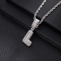 Vue macro du pendentif lettre L en argent serti de zircons et sa chaîne torsadée - Lettre L (Chaîne Corde 20 Pouces) / Argent