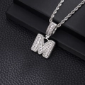 Gros plan du pendentif lettre M argenté avec zircons baguette et ronds incrustés - Lettre M (Chaîne Corde 20 Pouces) / Argent