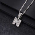 Gros plan du pendentif lettre N hip-hop argenté avec zircons et chaîne corde - Lettre N (Chaîne Corde 20 Pouces) / Argent