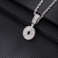 Gros plan du pendentif hip-hop lettre O en argent avec diamants baguette et chaîne torsadée - Lettre O (Chaîne Corde 20 Pouces) / Argent