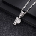 Gros plan d'un pendentif lettre P argenté serti de zircons sur une chaîne corde - Lettre P (Chaîne Corde 20 Pouces) / Argent