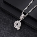 Vue détaillée du pendentif lettre Q argenté avec zircons sur chaîne torsadée - Lettre Q (Chaîne Corde 20 Pouces) / Argent