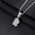 Vue macro du pendentif lettre R glacé avec des zircons pavés brillants sur chaîne - Lettre R (Chaîne Corde 20 Pouces) / Argent